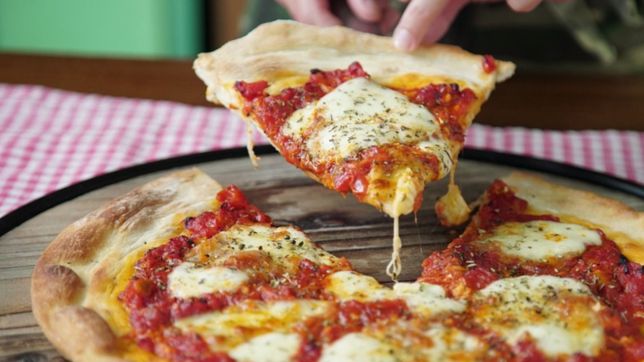 la plata se suma a la noche de las pizzerias: ¿donde aprovechar el 50% de descuento?