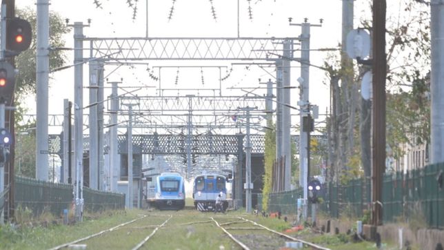 caminaba por las vias del tren en la plata, no se corrio a tiempo y lo chocaron