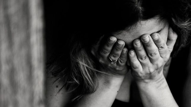 berisso: ataco a la mujer que es policia, le robo el arma y escapo