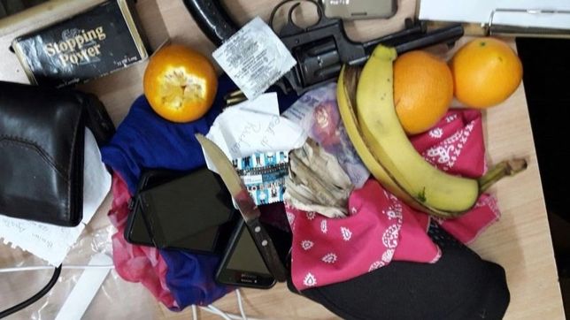 frutas, disparos y persecucion: robaron una verduleria de la loma y cayeron en los hornos