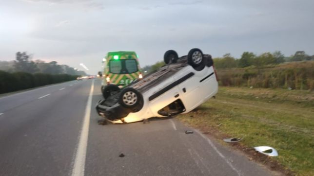 tremendo vuelco y dos heridos en las afueras de la plata por pisar un palo en la ruta 2