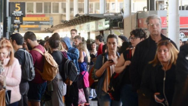 hubo colas de mas de una cuadra en la terminal porque el tren no sale desde 1 y 44