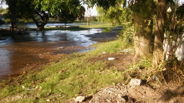 parece una fuente de como sale agua, un cano roto de absa inunda un barrio de ensenada