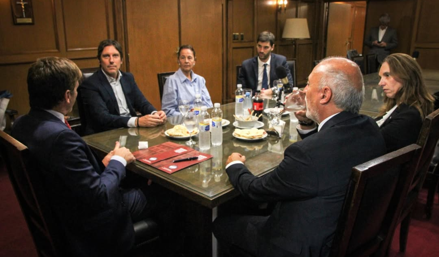 Estudiantes firmó un acuerdo de cooperación junto con la Amfjn