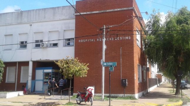 una mujer ataco a su pareja, le corto la cabeza, forcejeo con la policia y termino presa