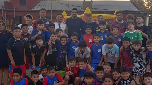 la visita estelar de un jugador de la seleccion en un club de barrio de la plata
