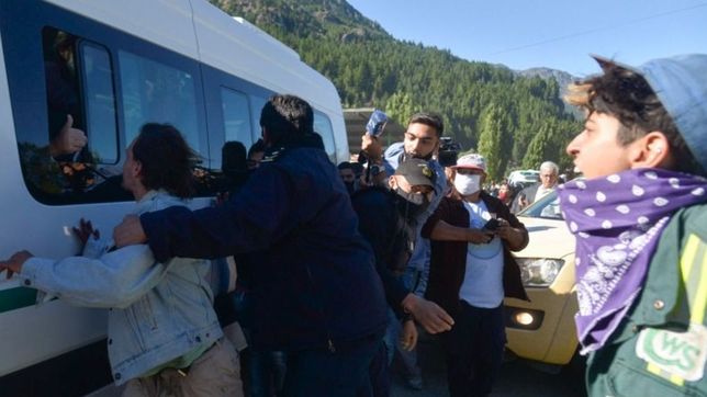 alberto fue a chubut a hacer anuncios por el incendio y manifestantes rompieron su combi