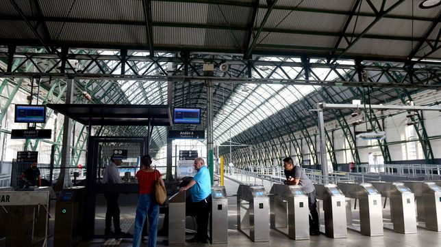 se levanto el paro de trenes y comienza a normalizarse el servicio