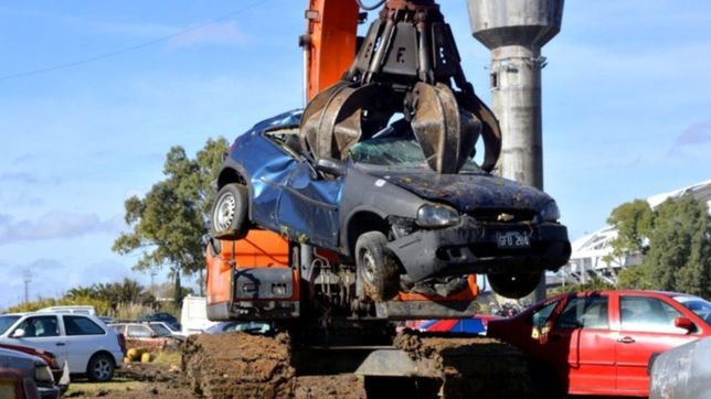 empezaron a compactar mas de 1.500 autos y motos que estaban en un deposito en la plata