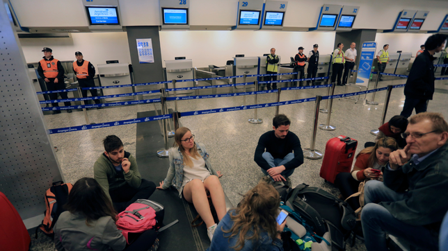 los controladores aereos anunciaron un nuevo paro que afectara a vuelos nacionales e internacionales