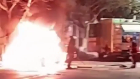 Se incendió un auto en pleno Casco Urbano de La Plata e investigan un posible ataque de los quemacoches Se incendió un auto en pleno Casco Urbano de La Plata e investigan un posible ataque de los quemacoches