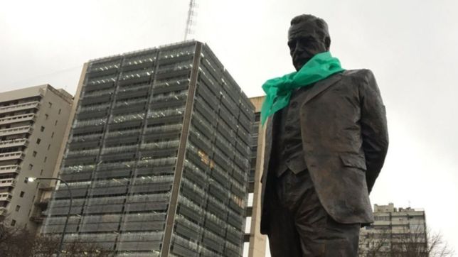 8a: la plata amanecio con intervenciones en estatuas y plazas por el aborto legal