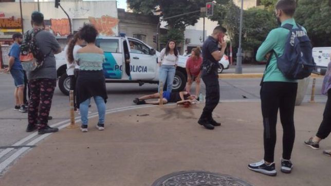 atacaron con golpes de puno y patadas en la cabeza a un joven en una calle de la plata