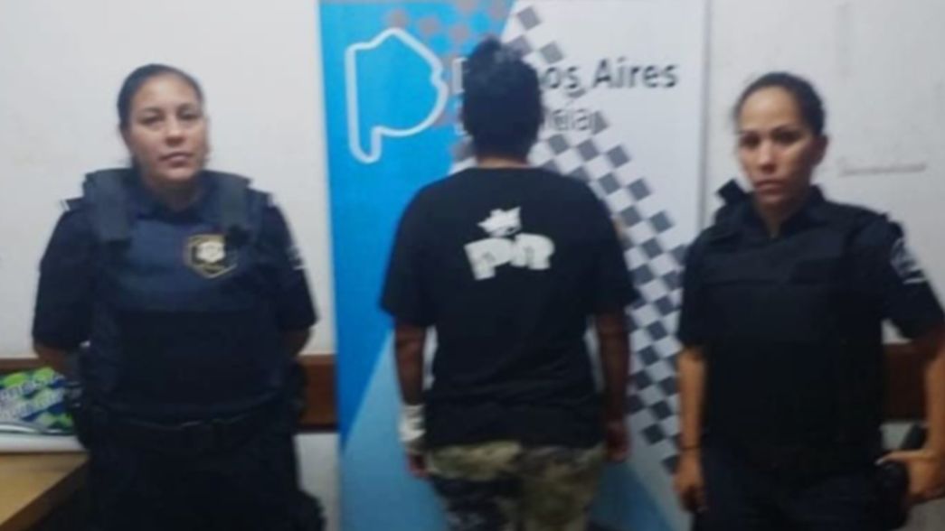 Estaba provocando disturbios, fueron a identificarla y terminó golpeando a una policía