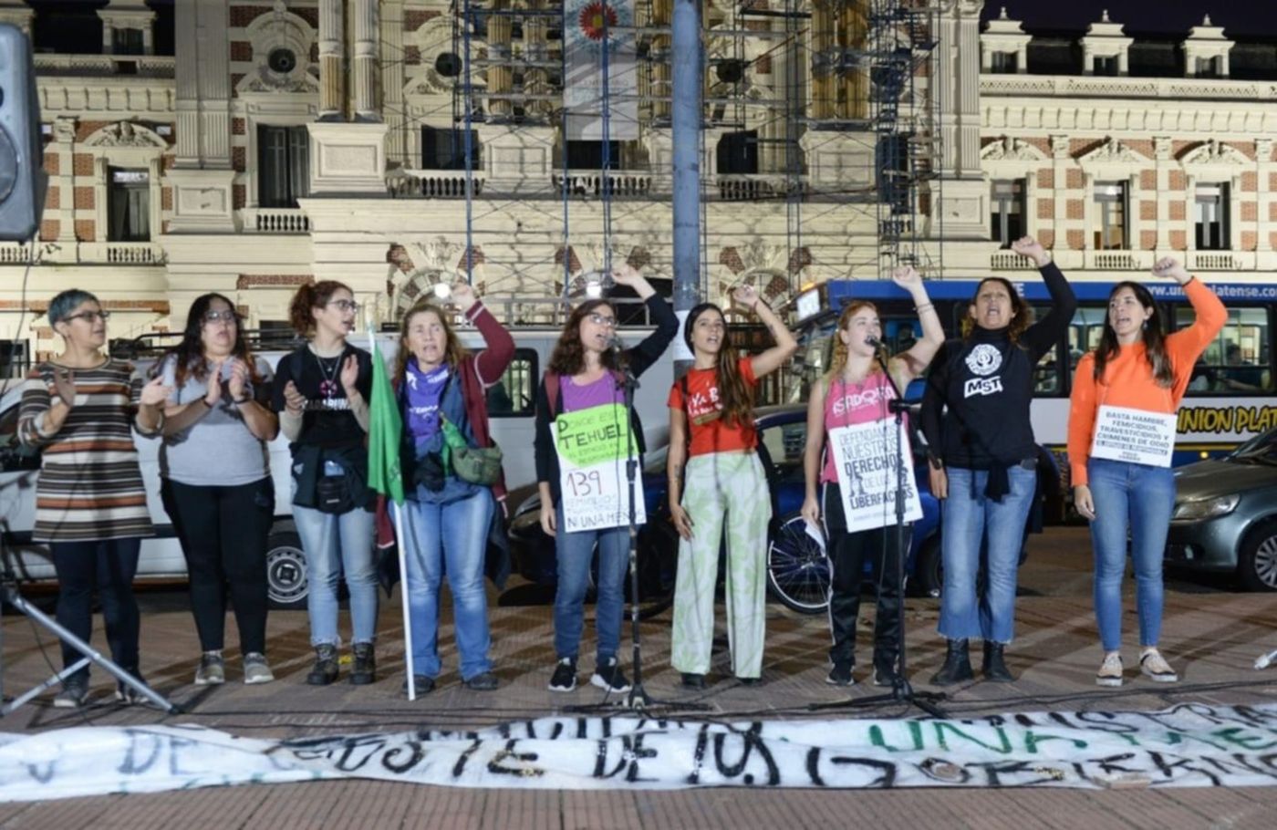 #NiUnaMenos ✊ Este sábado se cumplen 8 años de la primera manifestación y las organizaciones platenses la recordaron en las calles del centro de la ciudad.   Se cumplen 8 años de la primera marcha en reclamo contra la violencia machista y miles de mujeres