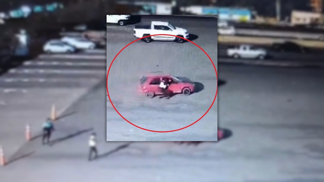 el video del momento en el que delincuentes arrastran a un policia por la autopista