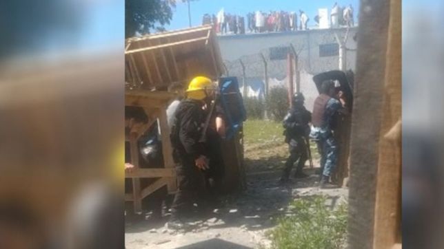 tiros, piedrazos y tension: los videos de los motines en carceles bonaerenses