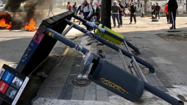 se derrumbo una parada de micros en pleno centro de la plata y casi causa una tragedia