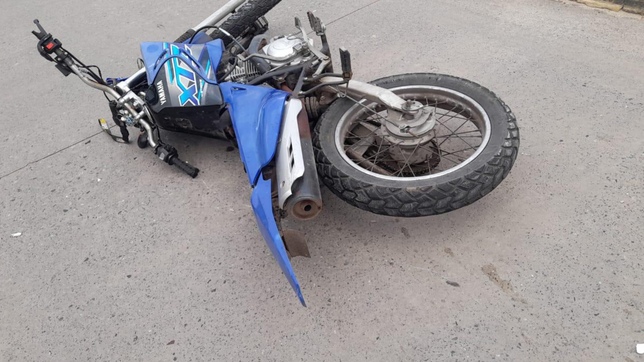 un hombre perdio el control de su moto, choco contra una columna y murio