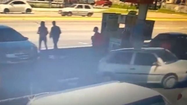 video: le llenaron el tanque de nafta y escapo sin pagar