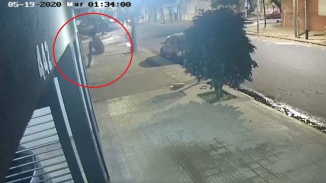 video: descalzo y en cuero, un hombre arana se metio a robar en un edificio de la plata