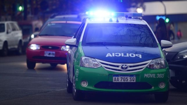 una mujer amenazo con matar a su vecina de la plata y le robo un televisor