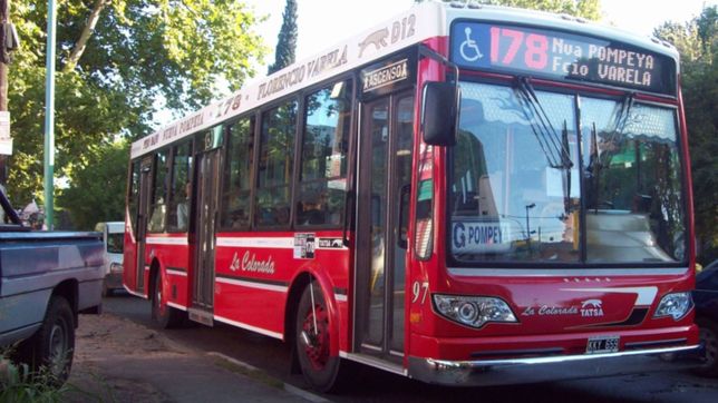 delincuentes se subieron a robar un micro y arriba habia un policia: hubo un tiroteo