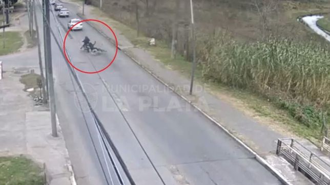 una ciclista realizo una mala maniobra en avenida 7, la choco una moto y termino internada