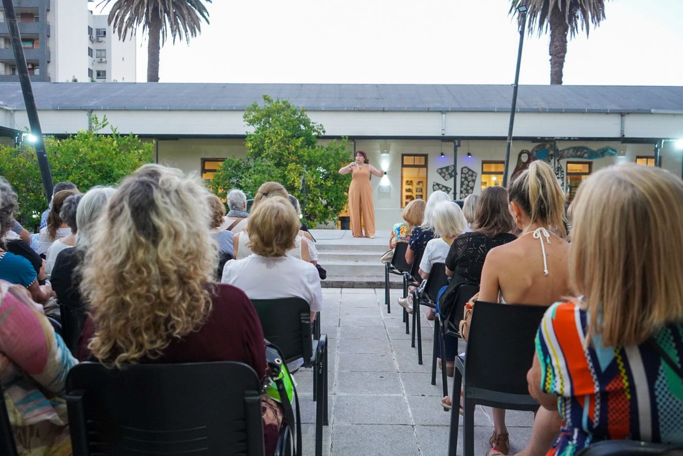 Cuentos bajo la luz de la luna La Plata.jpg