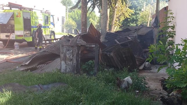 una casa de tolosa se derrumbo tras un voraz incendio y de milagro no hubo heridos