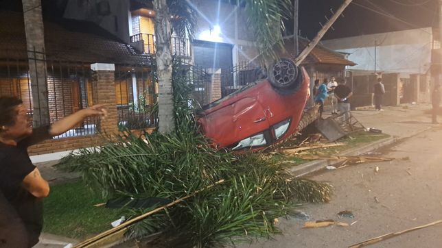 terrible choque contra un arbol y vuelco de un auto en la plata: un joven quedo internado