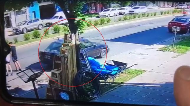 provoco un accidente tras doblar mal, escapo y ahora lo buscan en la plata