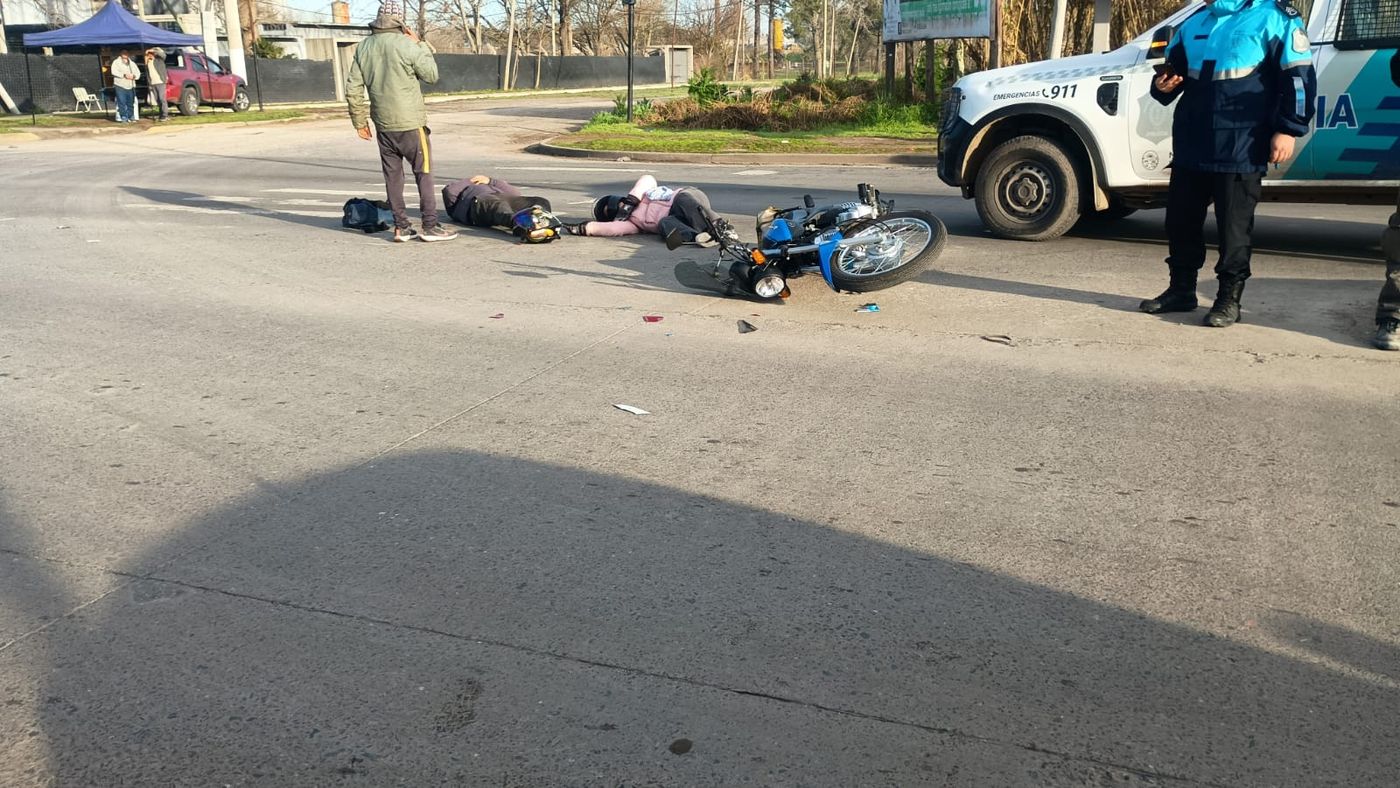 Las dos personas que iban a bordo de la moto recibieron atenci&oacute;n m&eacute;dica tras el choque en San Carlos