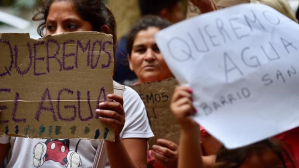 Vecinos se manifestaban por falta de agua, un conductor enfureció y los atacó