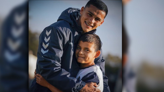 video: ramon sosa le cumplio el sueno a un nene que juega en la infantiles del lobo