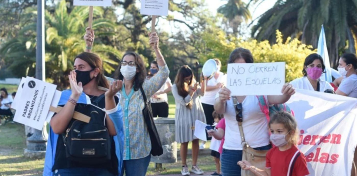 Protesta padres clases presenciales Gobernación
