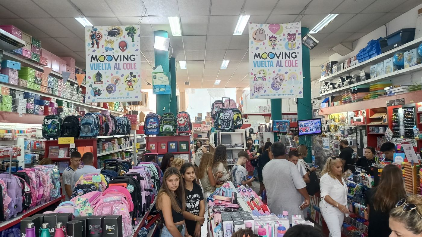 Largas filas en las librerías de La Plata para comprar los últimos artículos escolares antes del inicio de clases este viernes