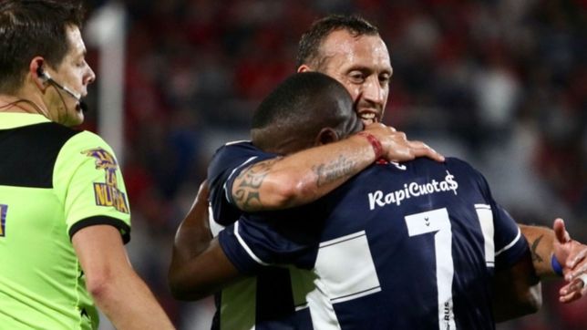 gimnasia lo ganaba pero no supo aguantarlo y debio conformarse con el empate ante el rojo