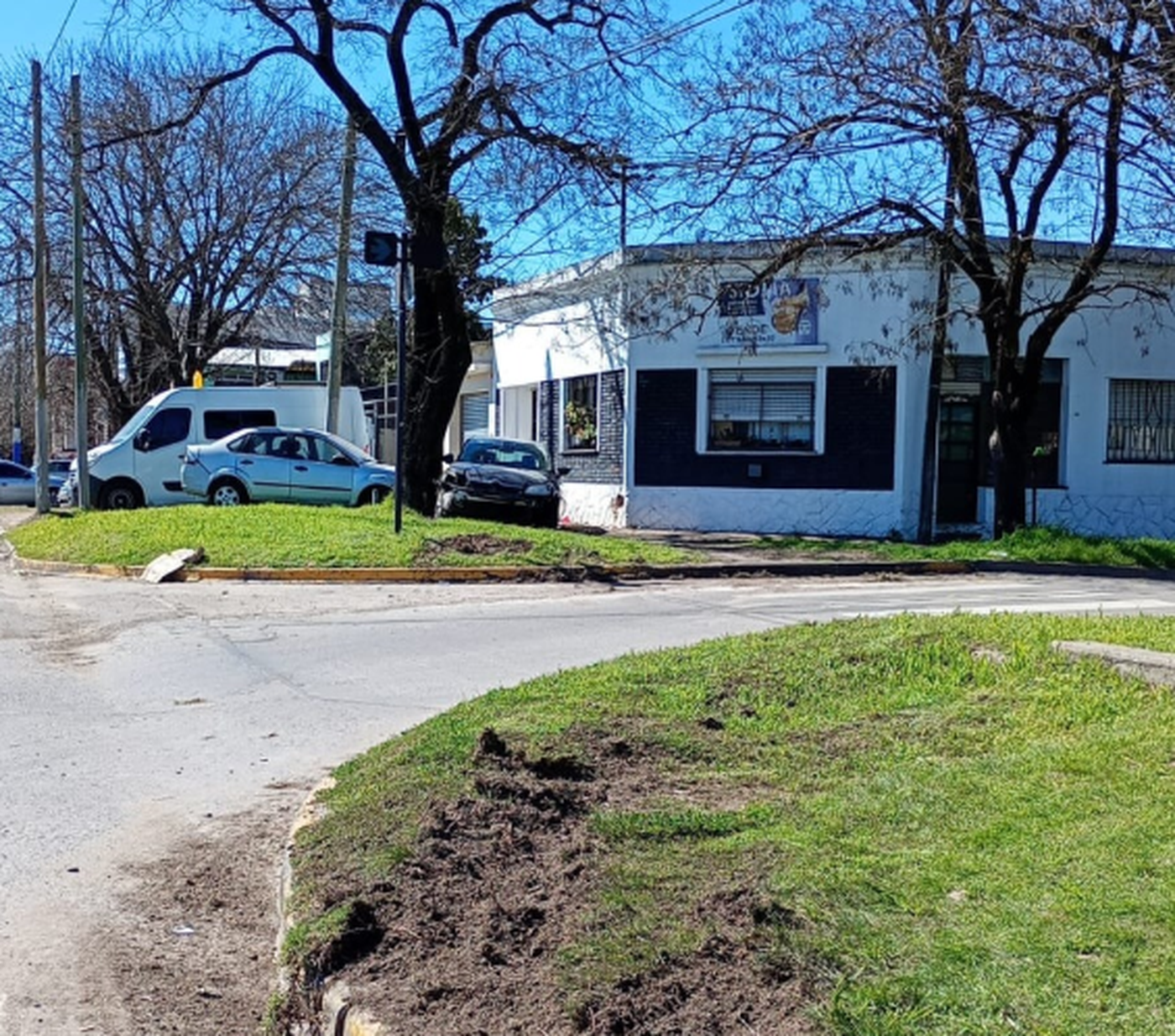 La joven se habr&iacute;a subido a una vereda de Villa Elvira antes de detenerse frente a una casa