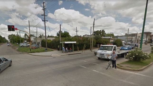 viajaba en moto, choco contra un camion y murio