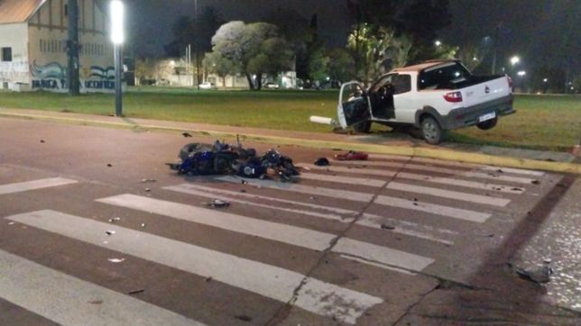 brutal accidente cerca del hospital italiano de la plata: un motociclsta lucha por su vida