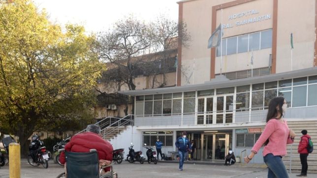 aislan a cuatro medicos del hospital san martin por una emergentologa con coronavirus