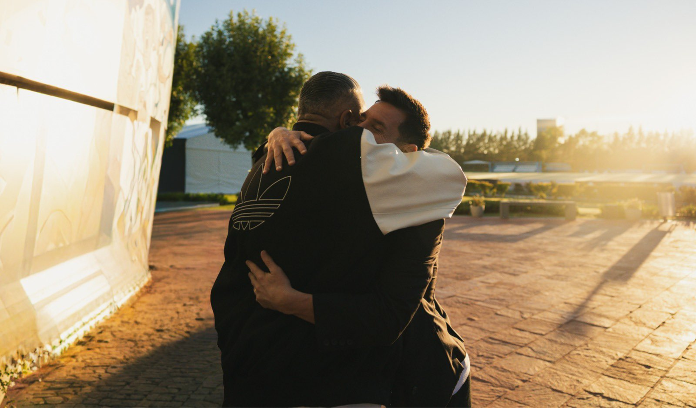 El abrazo de Chiqui Tapia con Lionel Messi.