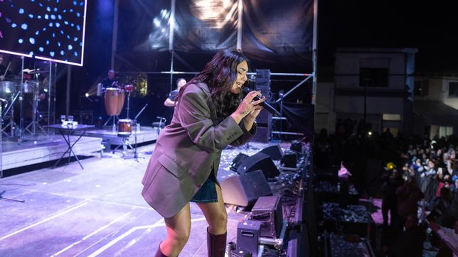 angela leiva brillo ante una multitud en el show por el 224° aniversario de ensenada