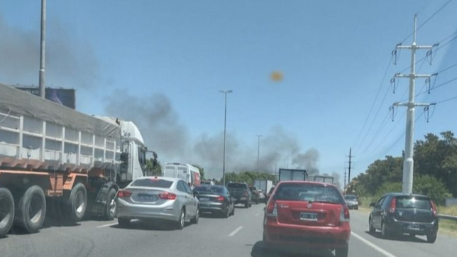 en medio del calor, corte total por una protesta en la autopista la plata - buenos aires