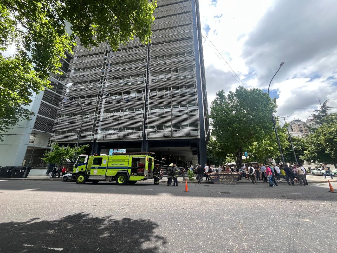 El incendio habría ocurrido en el piso 13 de la Torre 1.
