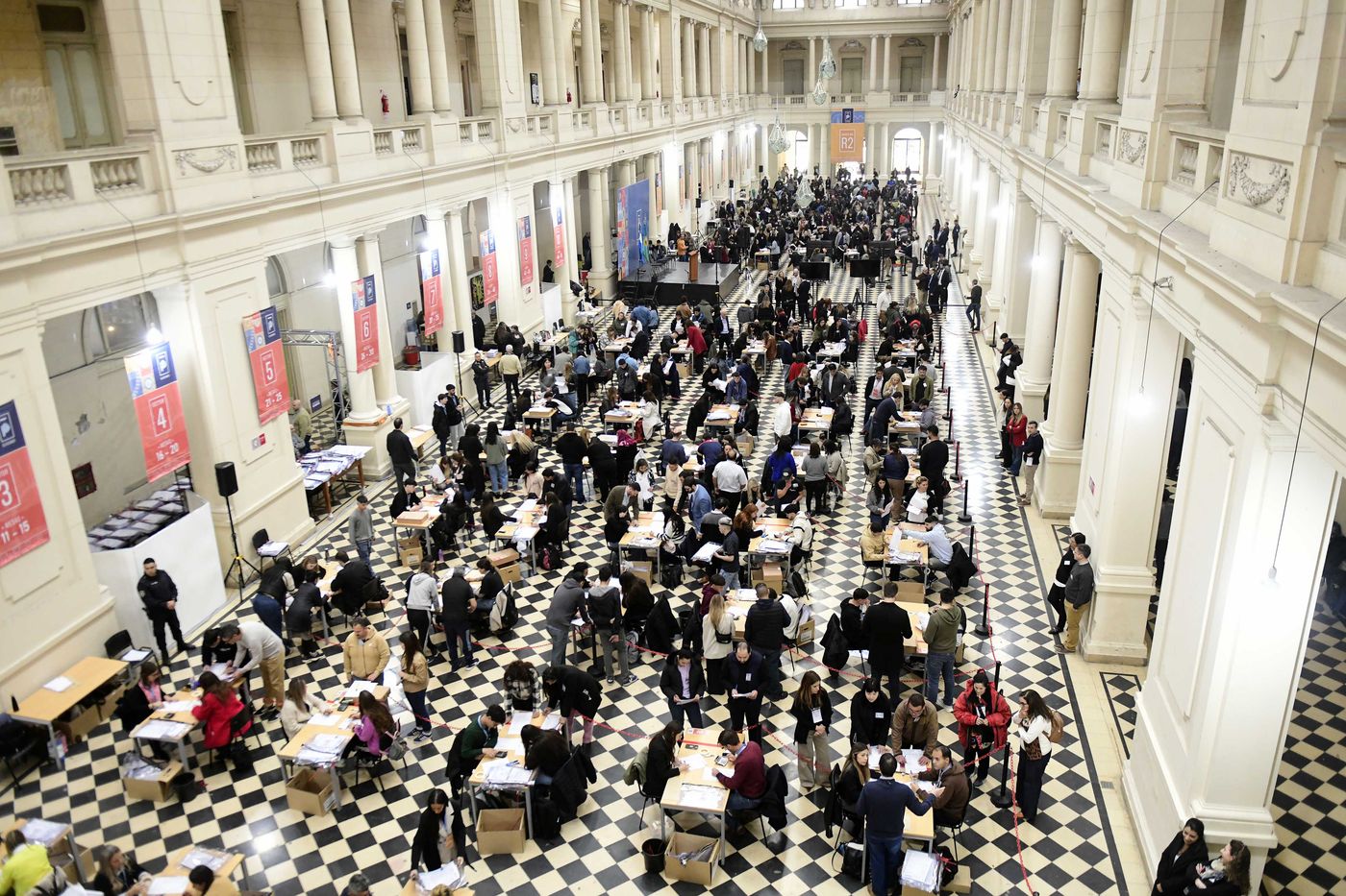 La nave central del Pasaje Dardo Rocha, copada por el escrutinio definitivo de las elecciones legislativas
