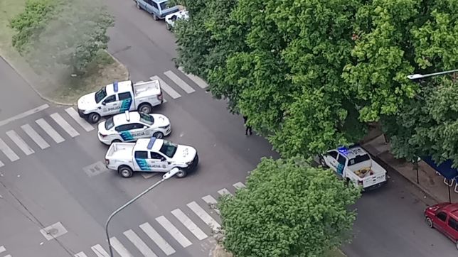 insultos, golpes y tension por una batalla campal entre manteros del parque saavedra