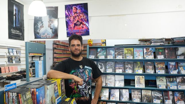 la emotiva despedida del dueno de video clip, el ultimo video club de la plata
