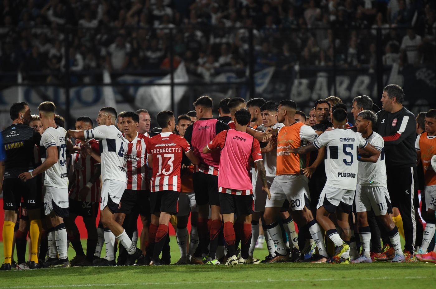 Gimnasia Estudiantes pelea final 4.jpg
